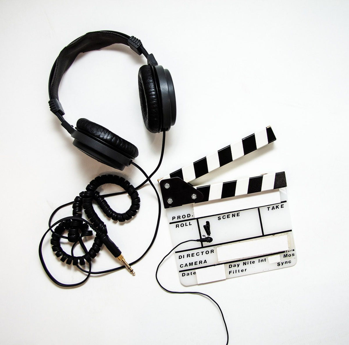 Wireless vs Wired Headphones: Which Should You Choose in 2025?